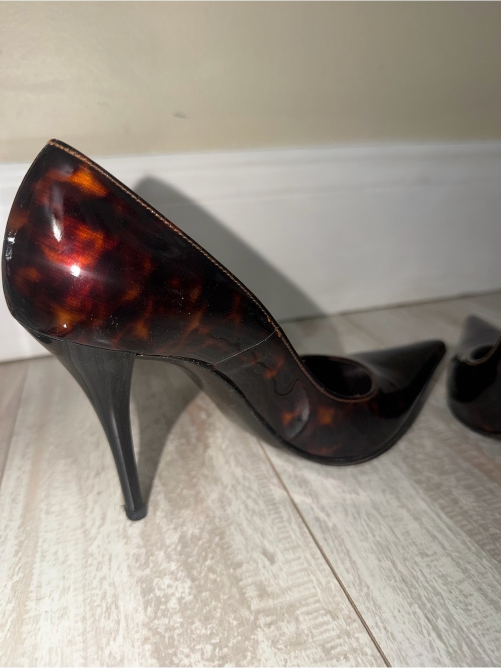 Stuart Weitzman Tortoiseshell Patent Pointed-Toe Pumps - Brown/Black - Picture 3 of 5